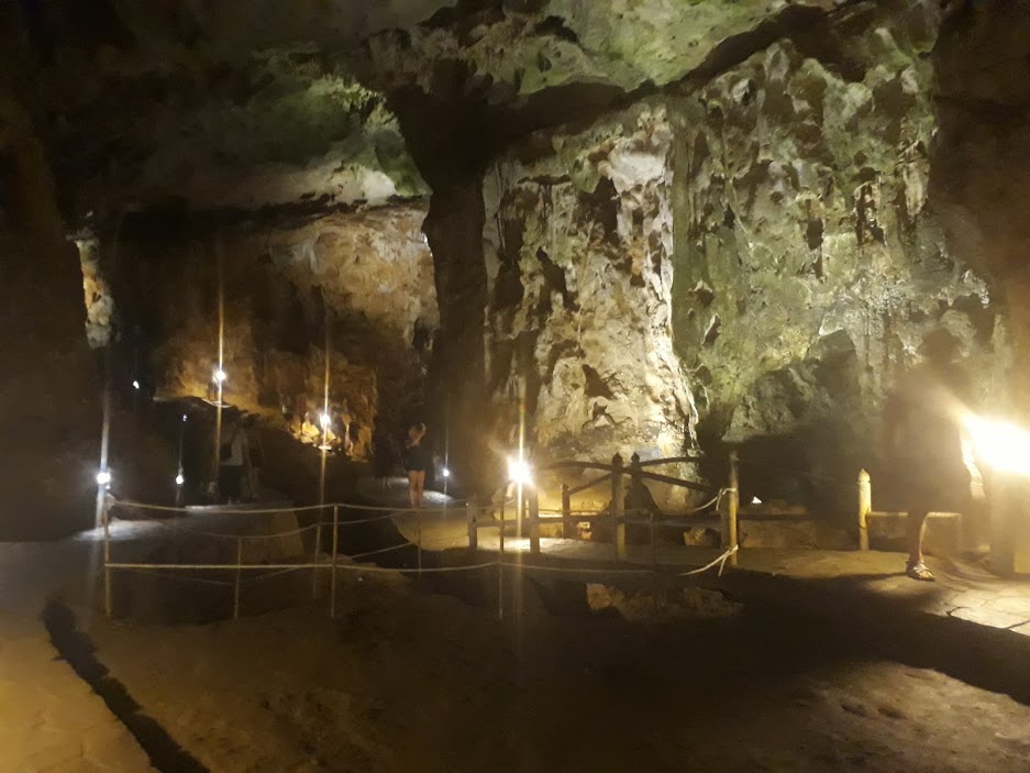 The secret beauty of Sung Sot cave in Halong Bay 