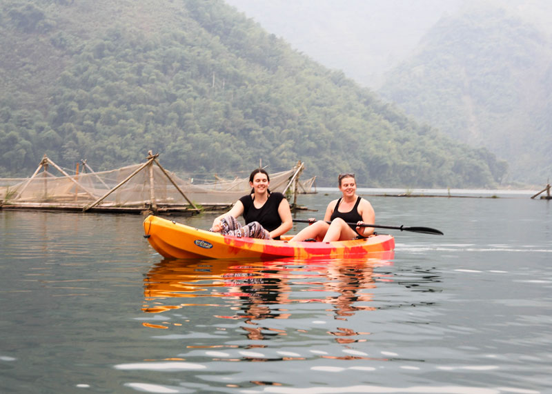 Kayak and cruise on Hoa Binh Reservoir 
